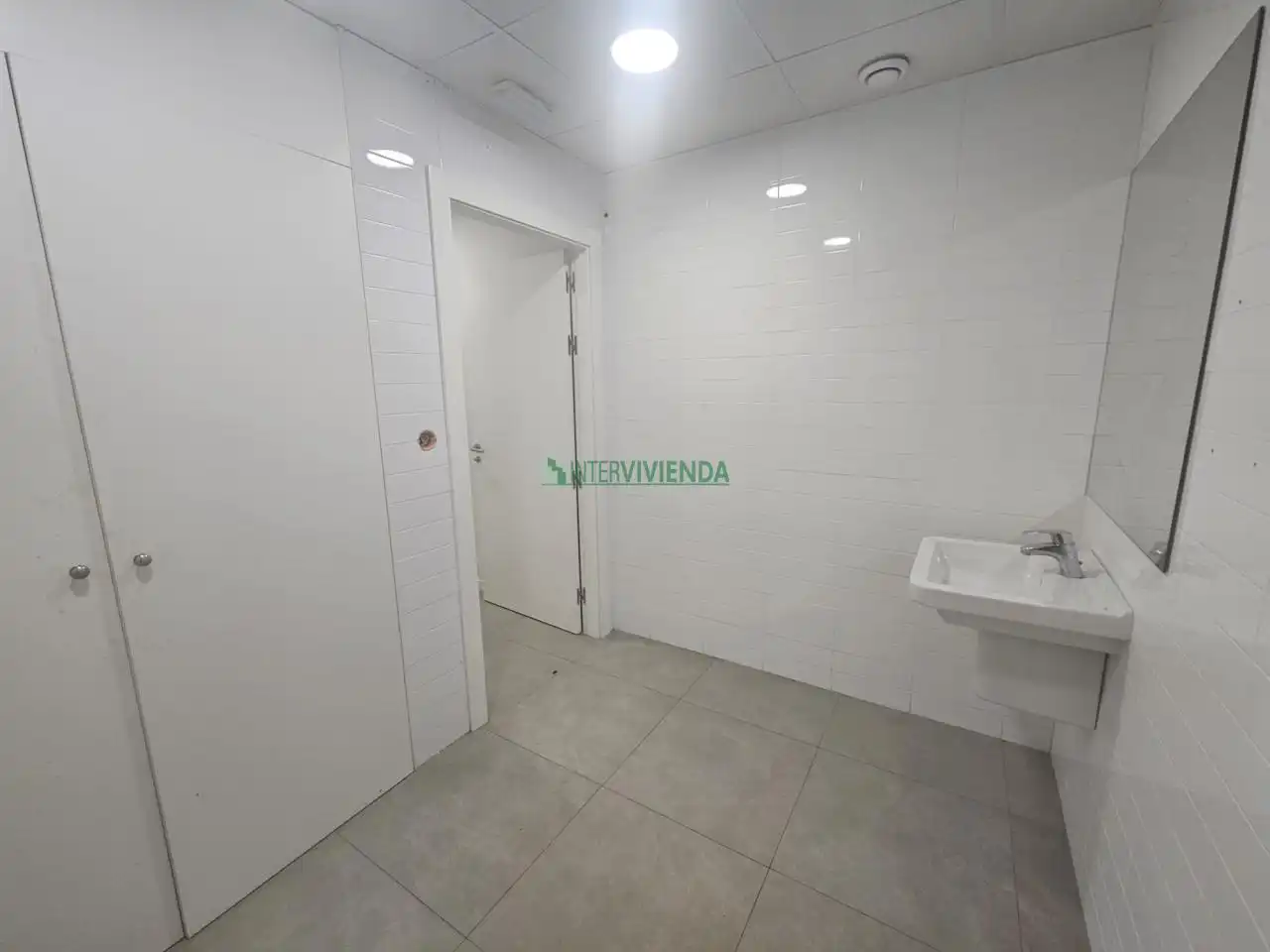 Bathroom of Commercial properties for rent in Vigo   with Air Conditioner