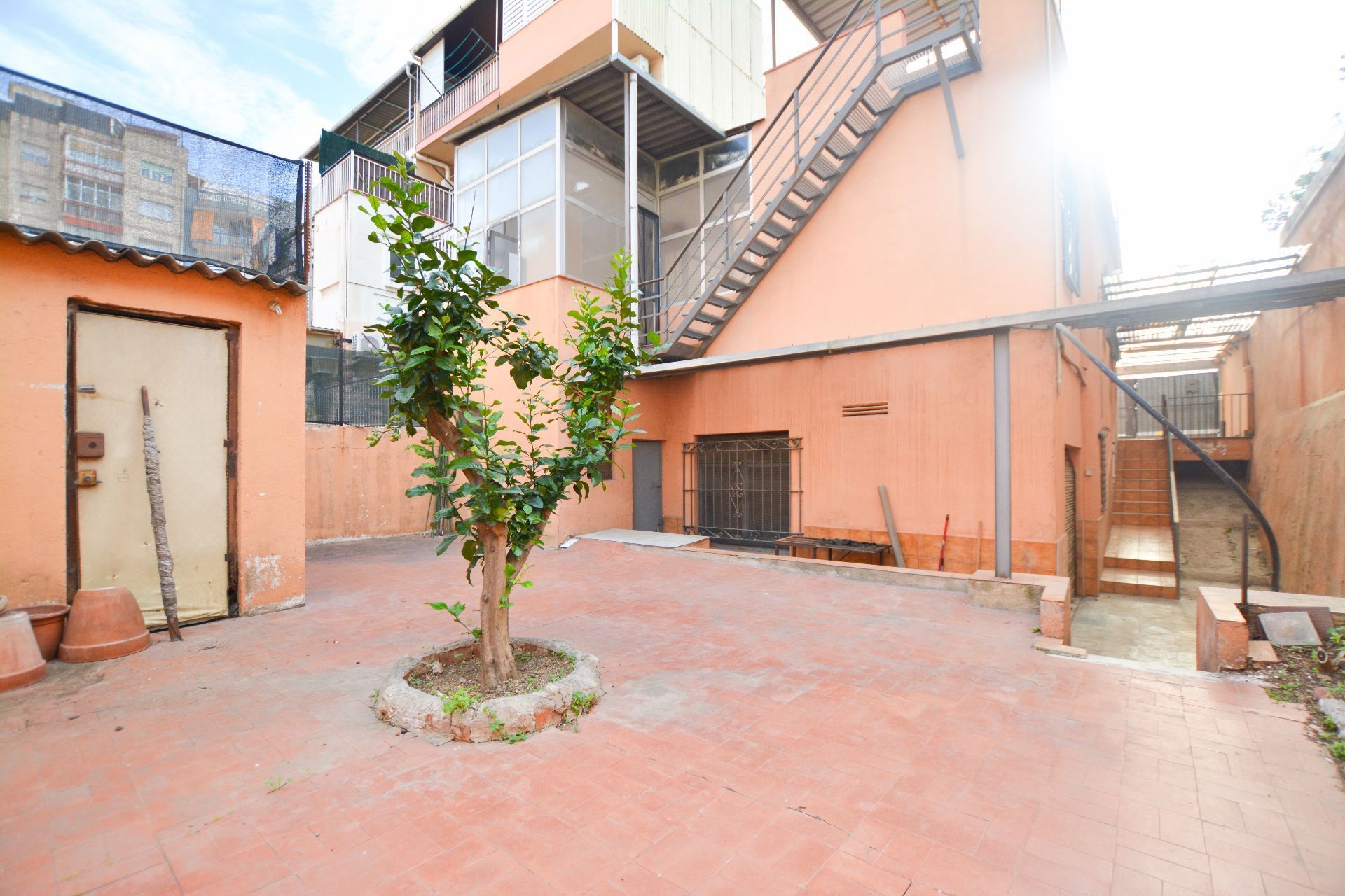 Vista exterior de Casa o xalet en venda en Santa Coloma de Gramenet amb Jardí privat, Terrassa i Traster