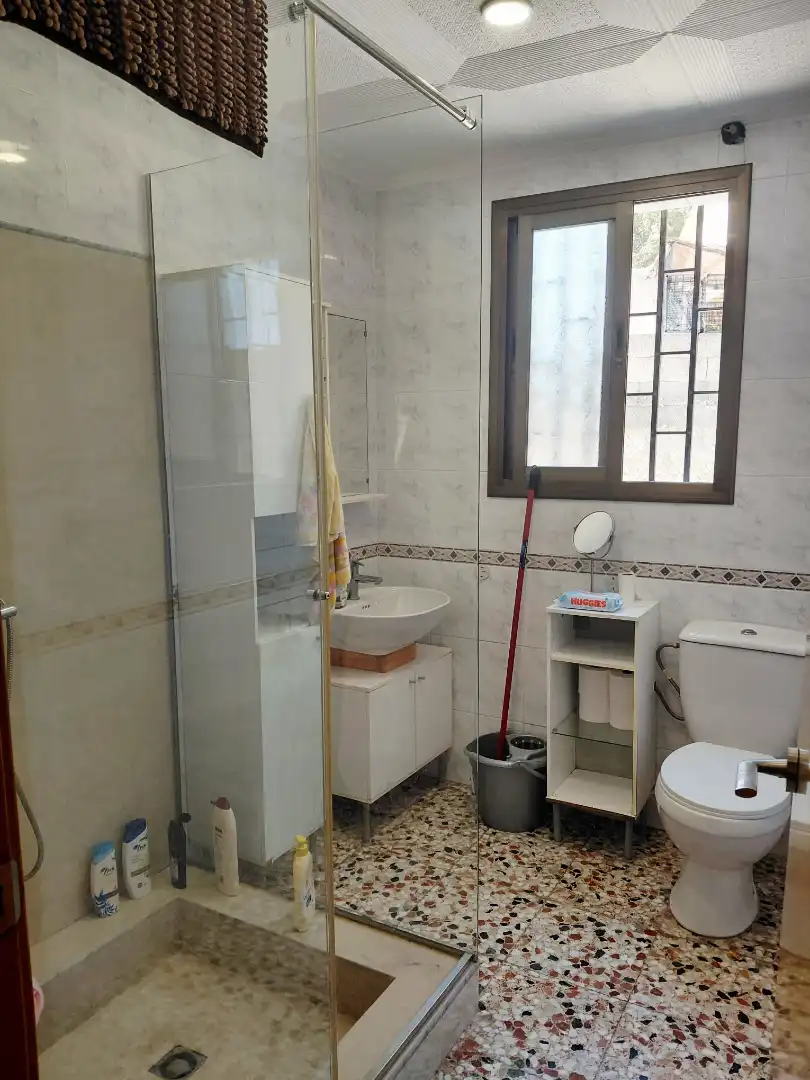 Badezimmer von Haus oder Chalet zur Miete in Calafell mit Privatgarten, Abstellraum und Schwimmbad
