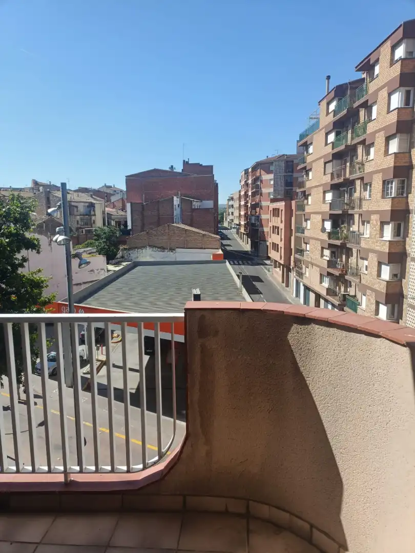 Vista exterior de Pis en venda en Tàrrega amb Calefacció i Balcó