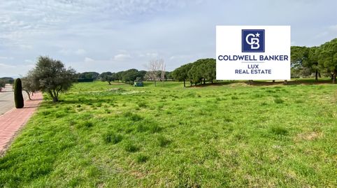 En el Golf de Peralada, esta parcela en venta de 2.552 m es el marco ideal para construir su futuro hogar. Situado en un entorno t