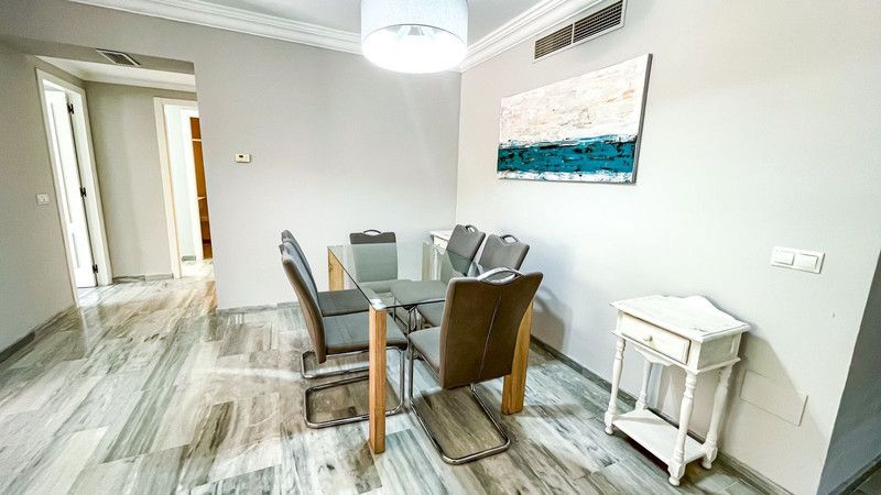 Menjador de Apartament en venda en Marbella amb Aire condicionat, Terrassa i Piscina