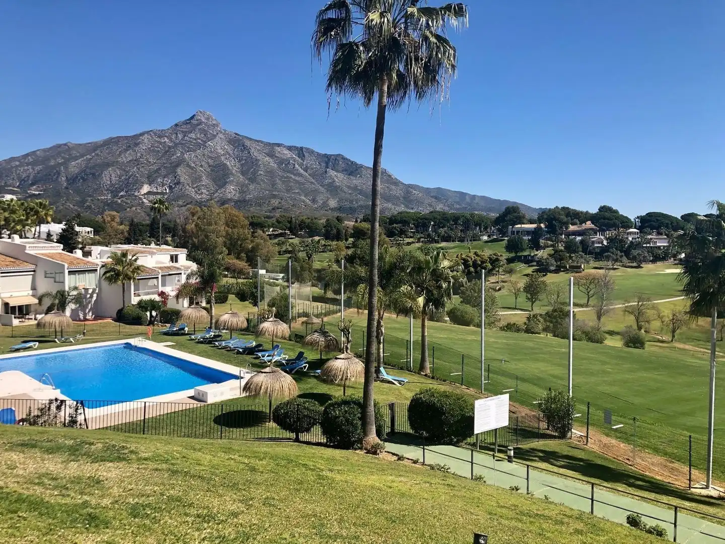 Außenansicht von Wohnungen zur Miete in Marbella mit Klimaanlage, Schwimmbad und Möbliert