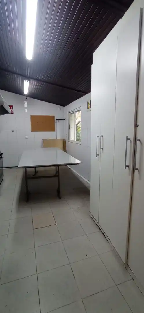 Cuina de Casa o xalet en venda en Oviedo  amb Calefacció i Parquet