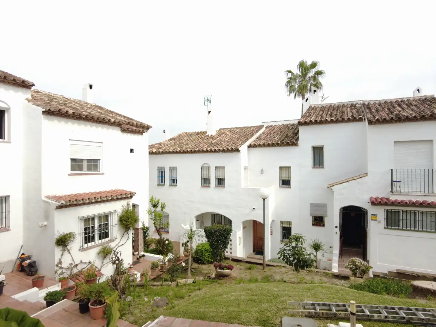 Vista exterior de Casa adosada en venda en Estepona amb Jardí privat, Terrassa i Moblat
