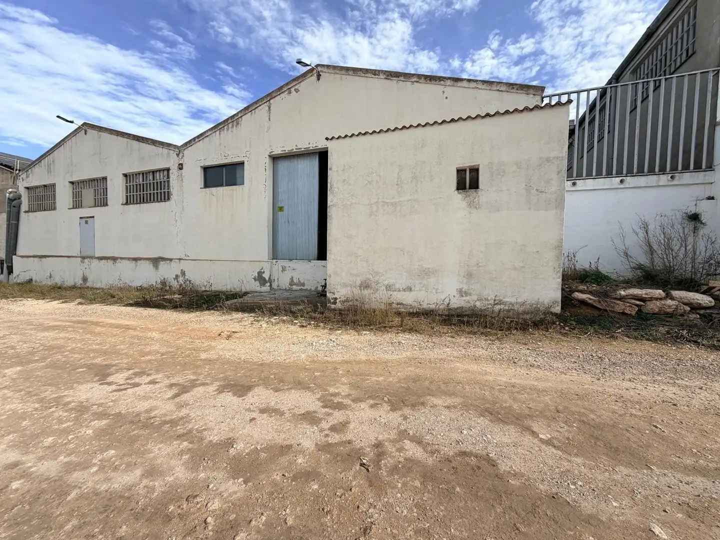 Vista exterior de Nau industrial en venda en Fontanars dels Alforins