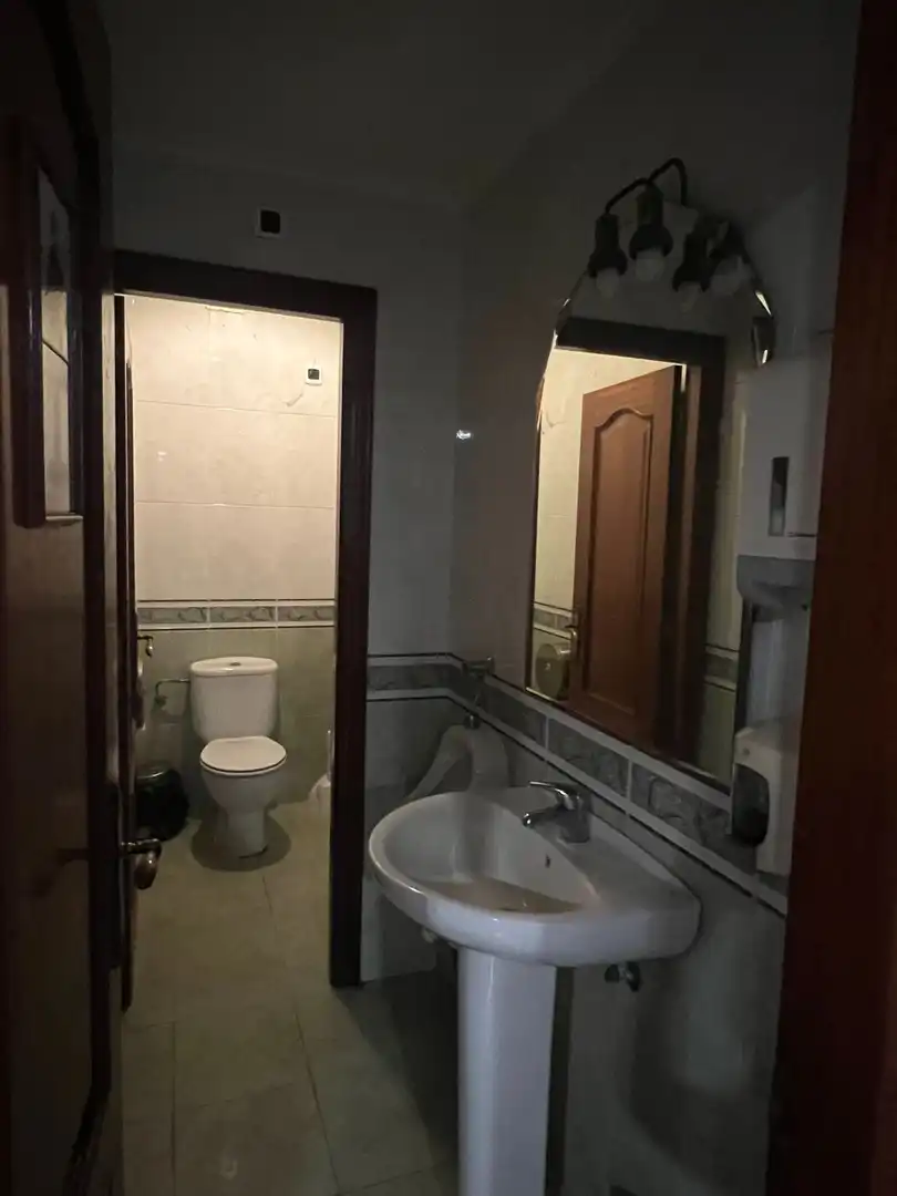 Badezimmer von Geschaftsraum zum Verkauf in Narón mit Heizung, Terrasse und Möbliert