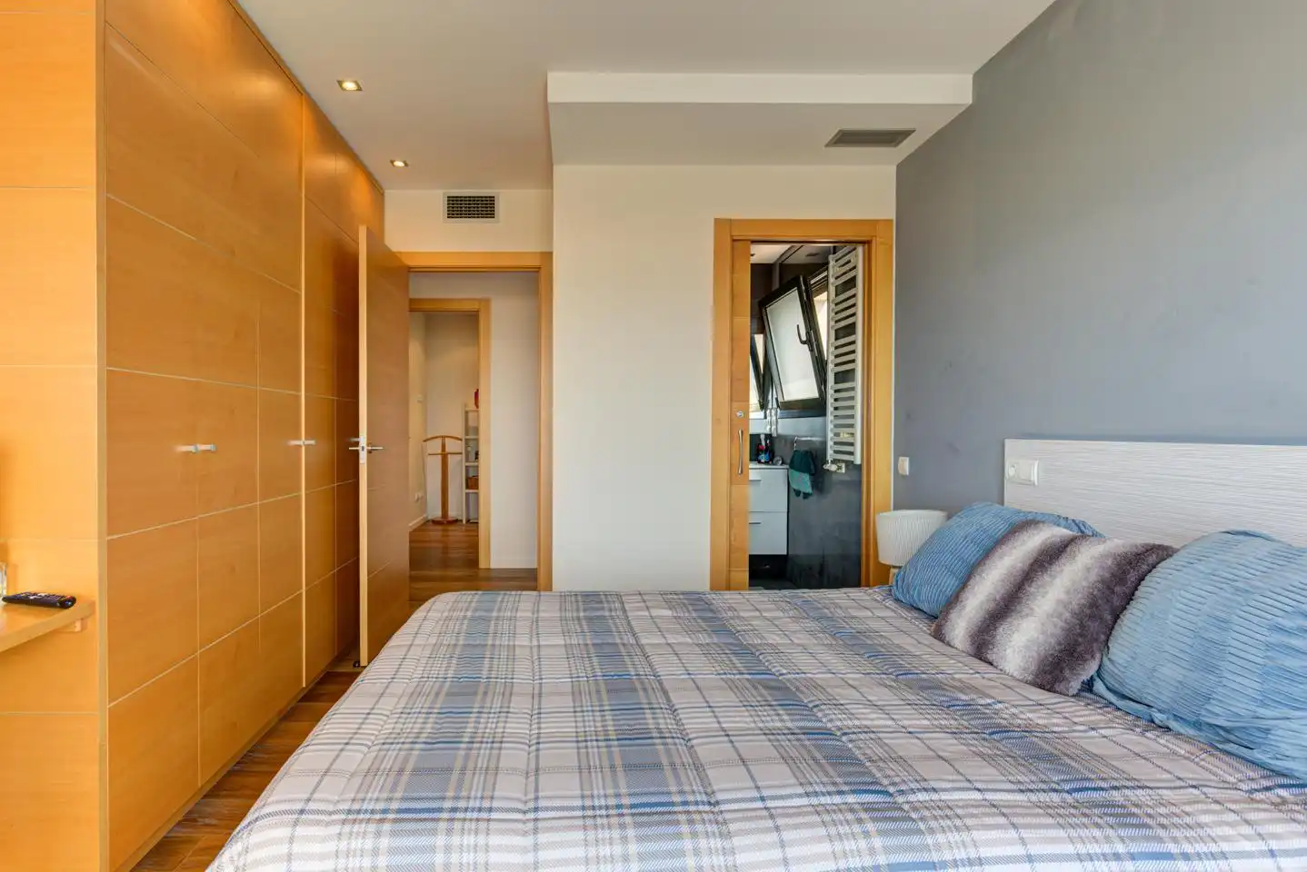Schlafzimmer von Haus oder Chalet zum Verkauf in Castelldefels mit Klimaanlage, Heizung und Privatgarten