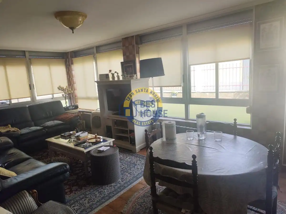 Living room of Houses for sale in Villanueva de las Manzanas, León