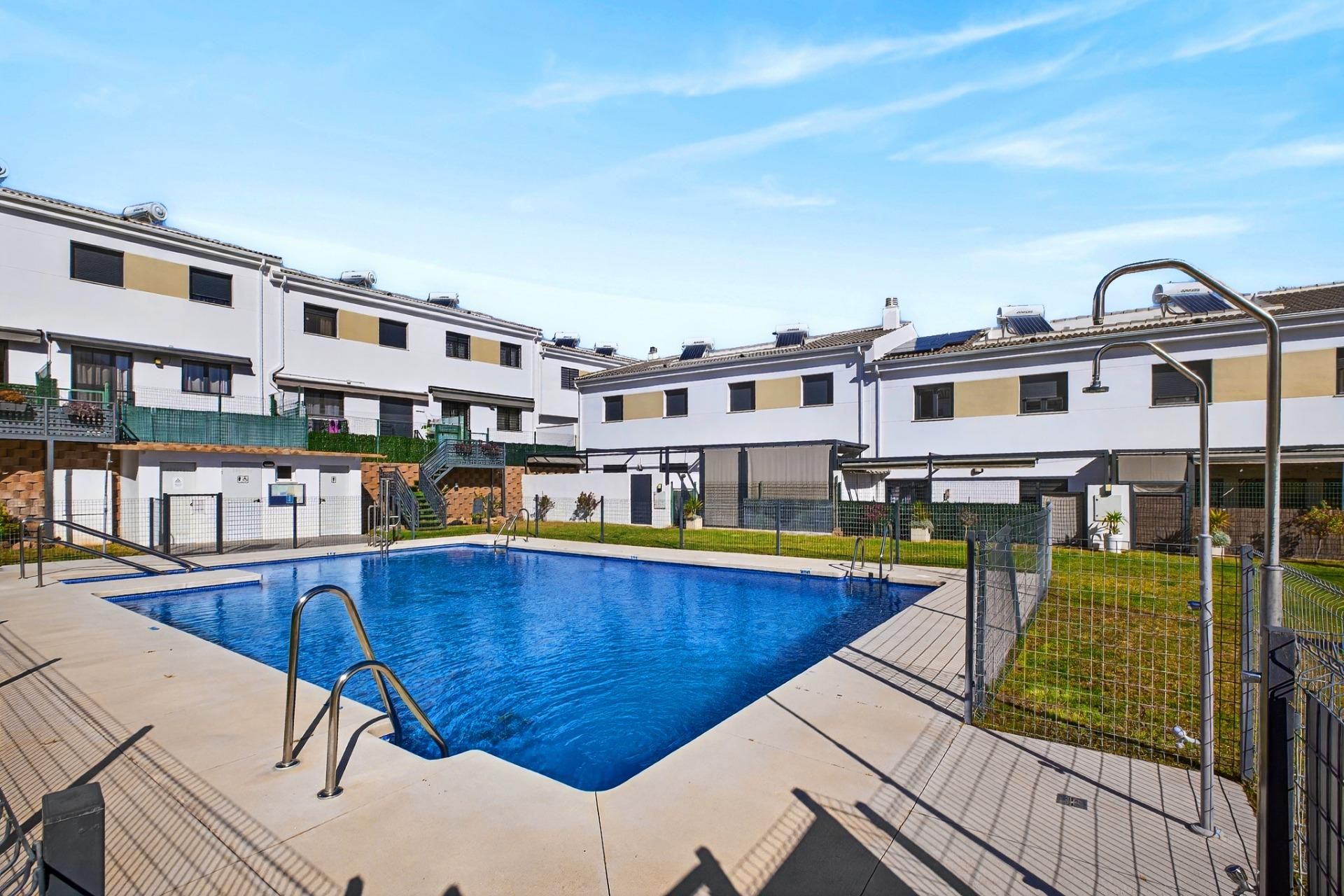 Piscina de Casa adosada en venta en Alhaurín de la Torre con Aire acondicionado, Terraza y Piscina comunitaria