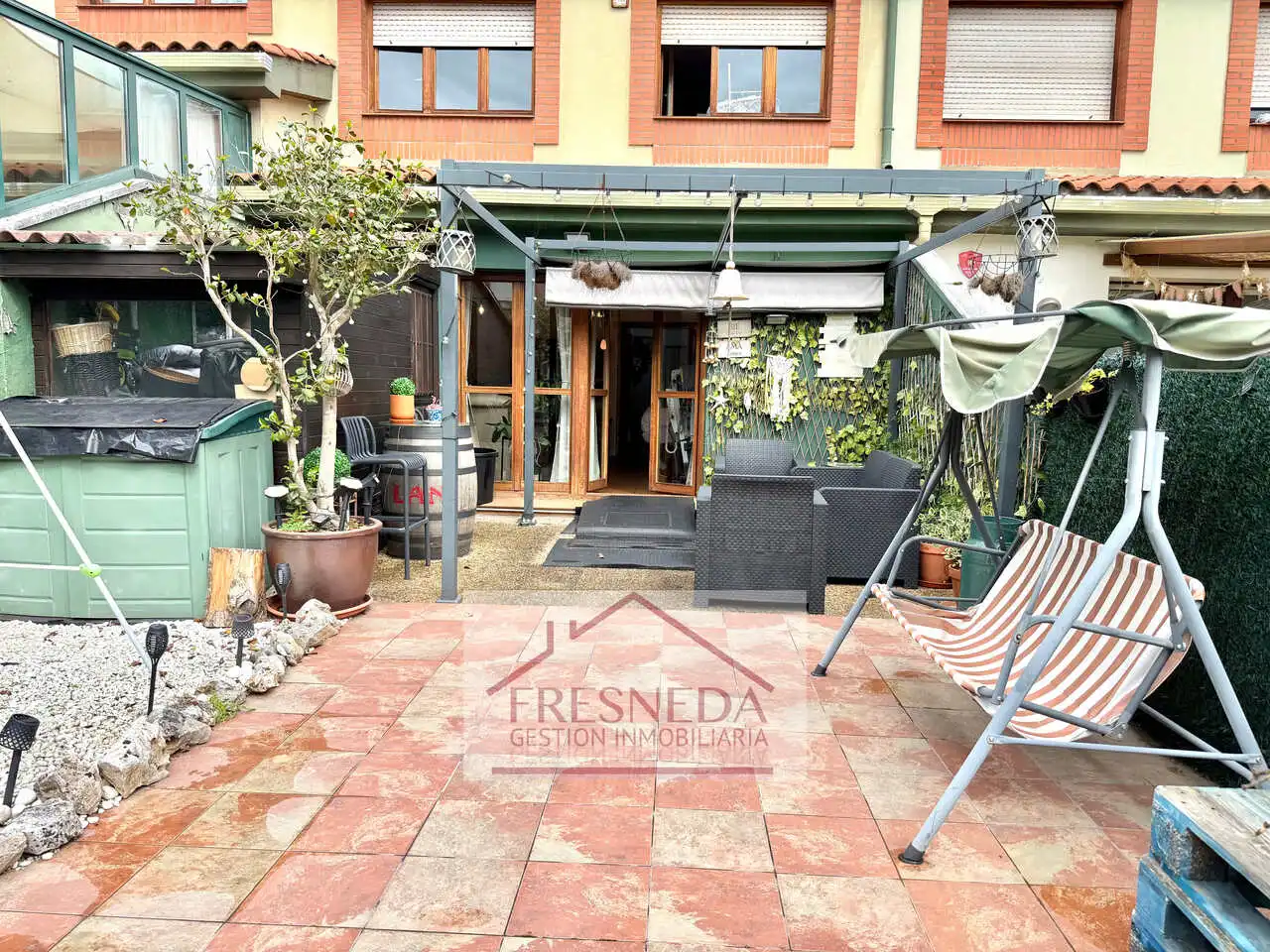 Terrasse von Einfamilien-Reihenhaus zum Verkauf in Siero mit Heizung, Privatgarten und Parkett