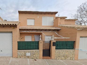 Casa aparellada en venda a Calle GARCIA LORCA 4