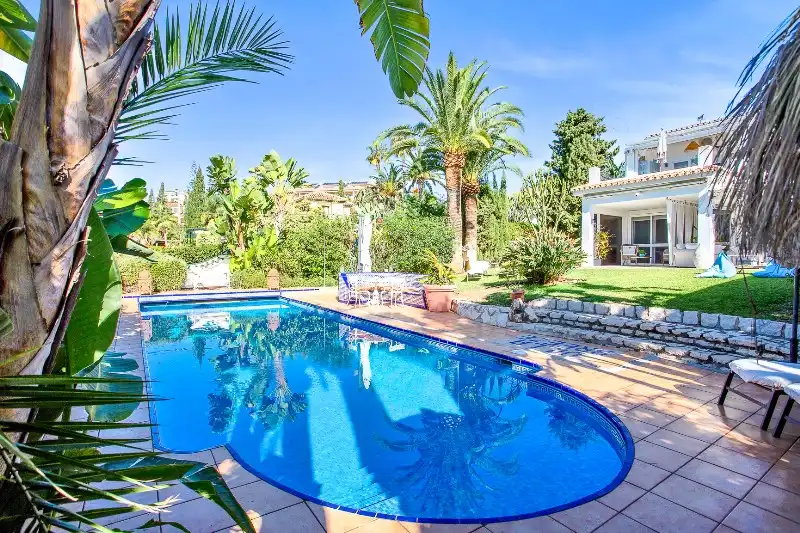 Chalet con piscina en venta en Elviria - Cabopino, imagen 2
