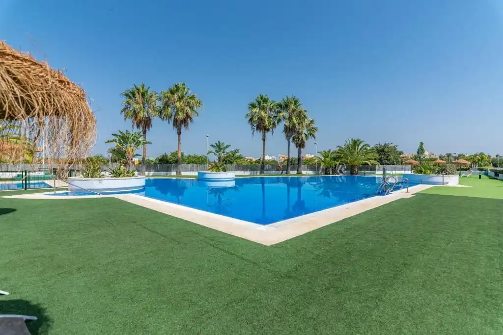 Schwimmbecken von Wohnung zum Verkauf in Ayamonte mit Klimaanlage, Privatgarten und Terrasse