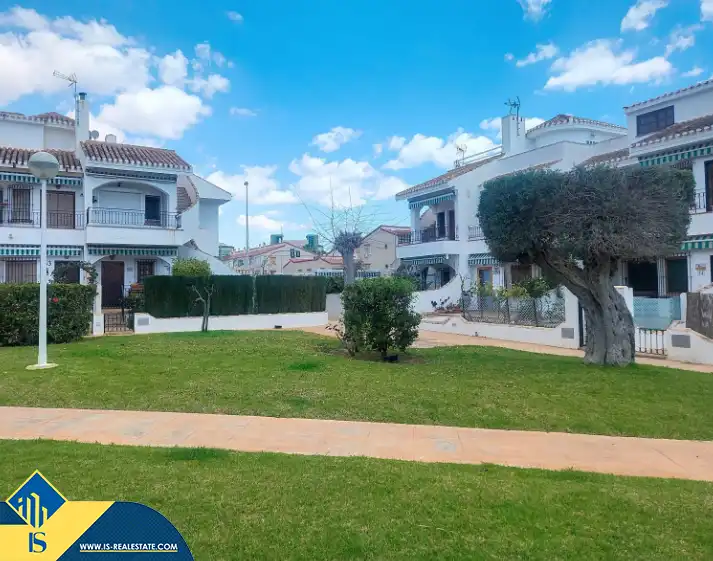 Vista exterior de Casa o xalet en venda en Pilar de la Horadada amb Terrassa, Moblat i Piscina comunitària