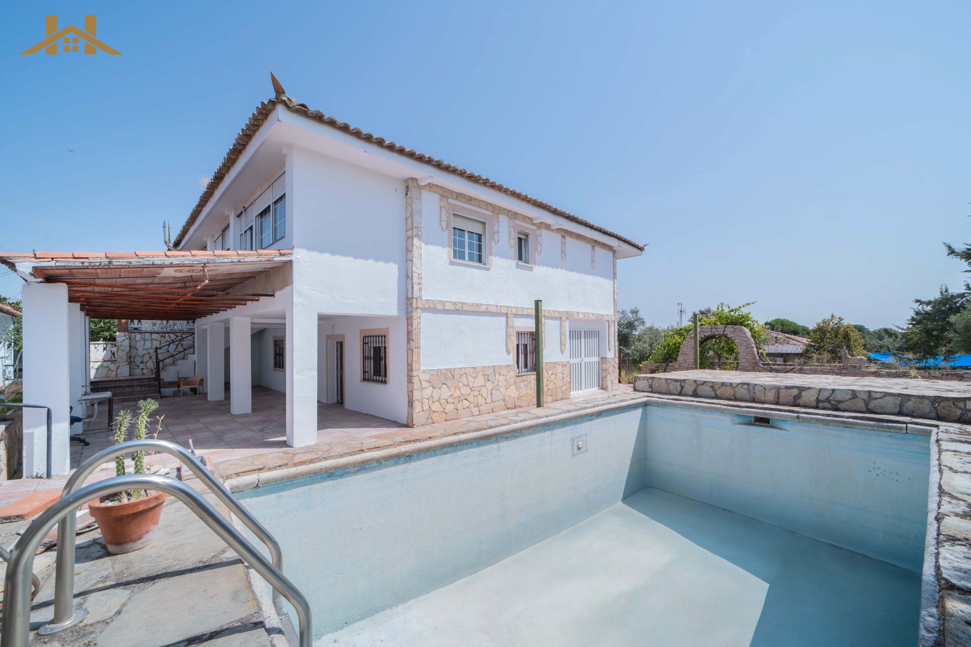 Vista exterior de Casa adosada en venda en Méntrida amb Jardí privat i Piscina