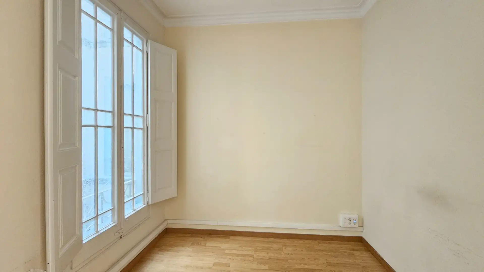 Schlafzimmer von Büro zur Miete in Barcelona mit Klimaanlage, Heizung und Balkon