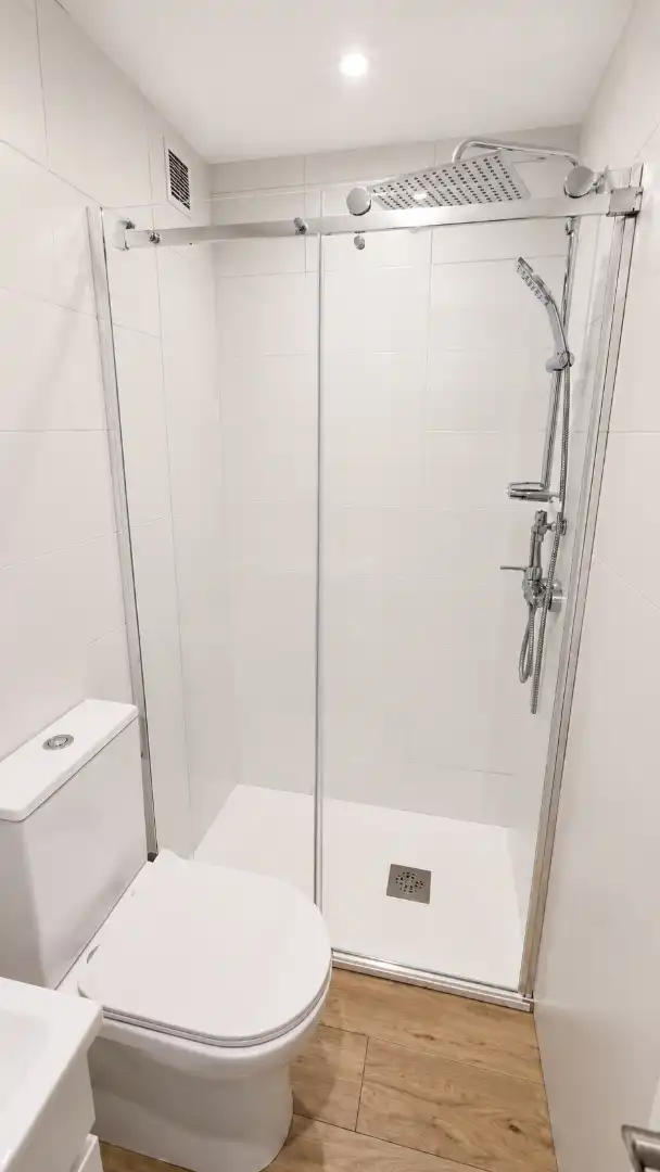 Baño de Piso de alquiler en Santander con Calefacción, Terraza y Amueblado