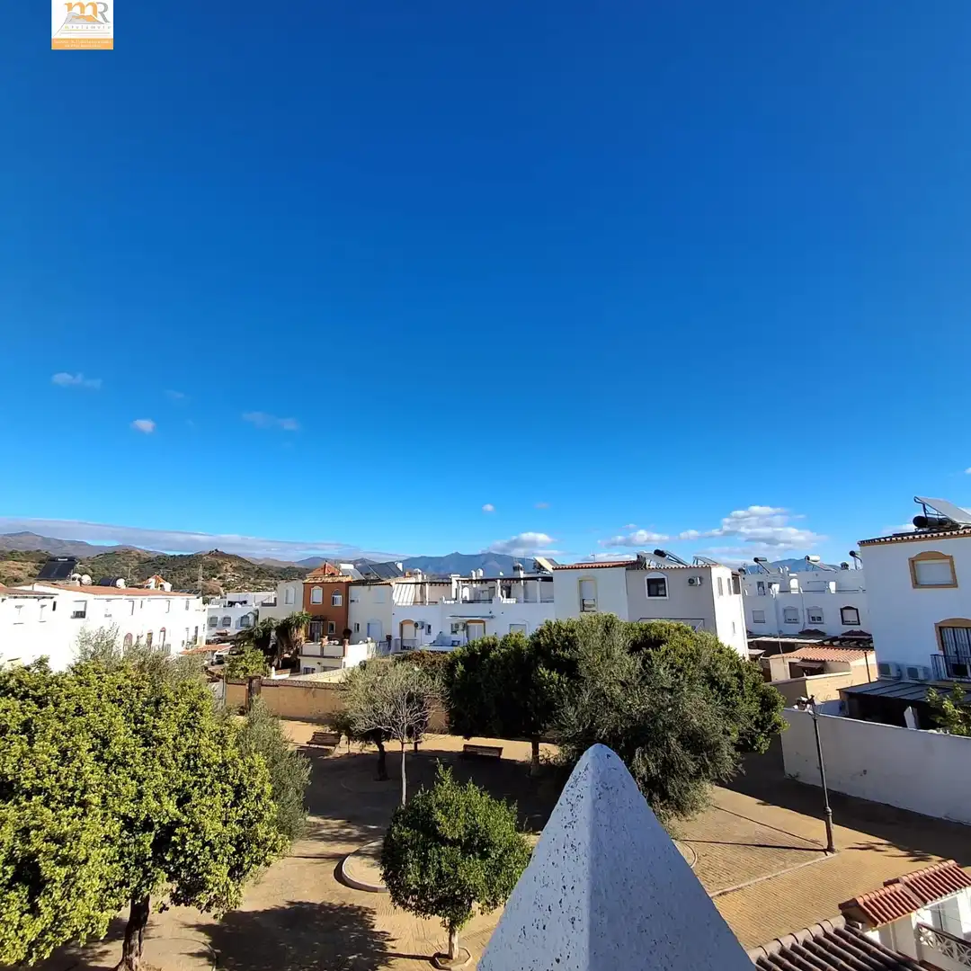 Vista exterior de Casa adosada en venda en Estepona amb Jardí privat