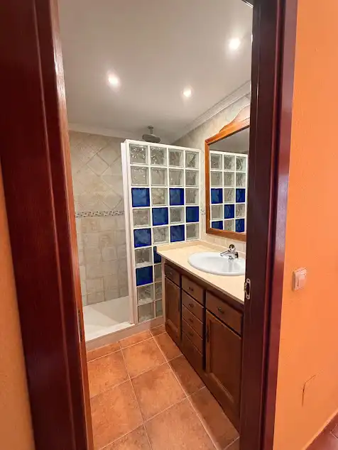 Bany de Pis en venda en Marbella amb Jardí privat, Terrassa i Piscina