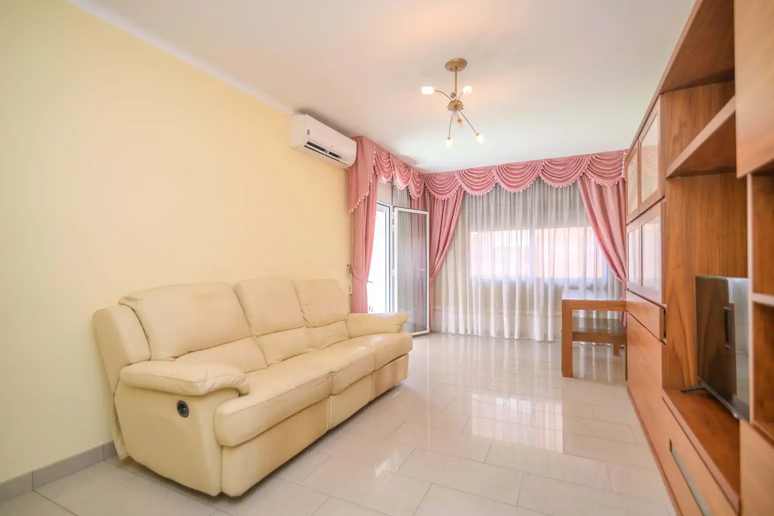 Sala de estar de Piso en venta en Cornellà de Llobregat con Aire acondicionado, Calefacción y Balcón