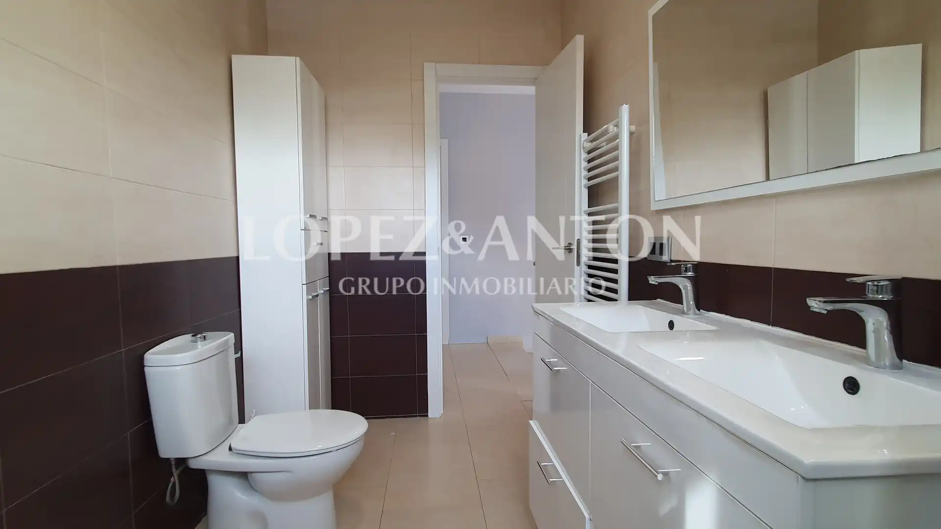 Bathroom of Houses for sale in L'Eliana  with Air Conditioner, Heating and Private garden