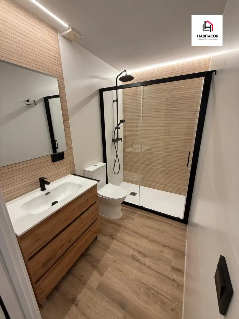 Bany de Apartament de lloguer en Córdoba amb Aire condicionat, Calefacció i Moblat