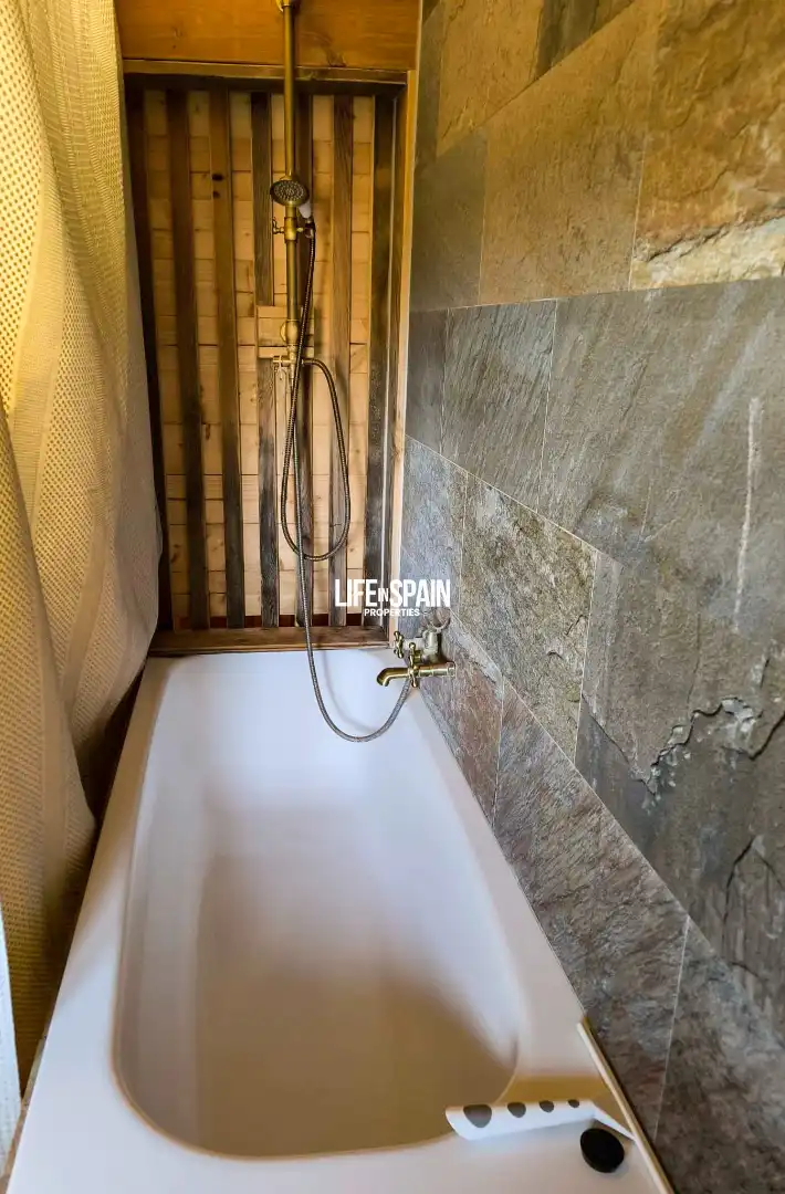Badezimmer von Country house zum Verkauf in Rasquera mit Klimaanlage, Privatgarten und Terrasse