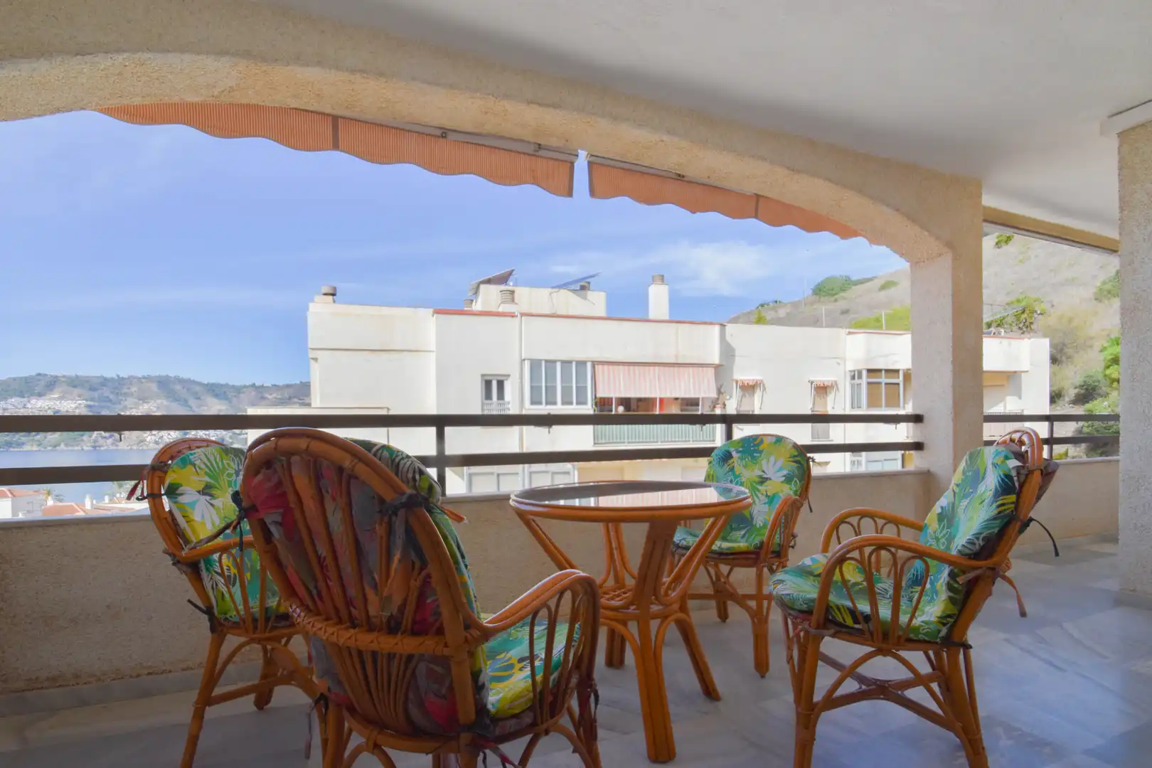 Terrasse von Wohnungen zum Verkauf in Almuñécar mit Klimaanlage, Terrasse und Möbliert