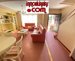 Sala d'estar de Casa adosada en venda en Castro-Urdiales amb Terrassa i Balcó