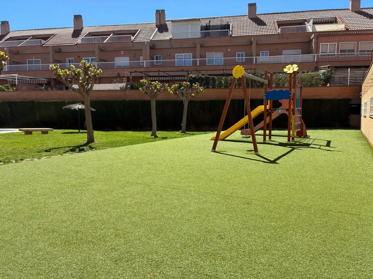 Jardí de Casa o xalet en venda en Alicante / Alacant amb Aire condicionat, Terrassa i Piscina comunitària
