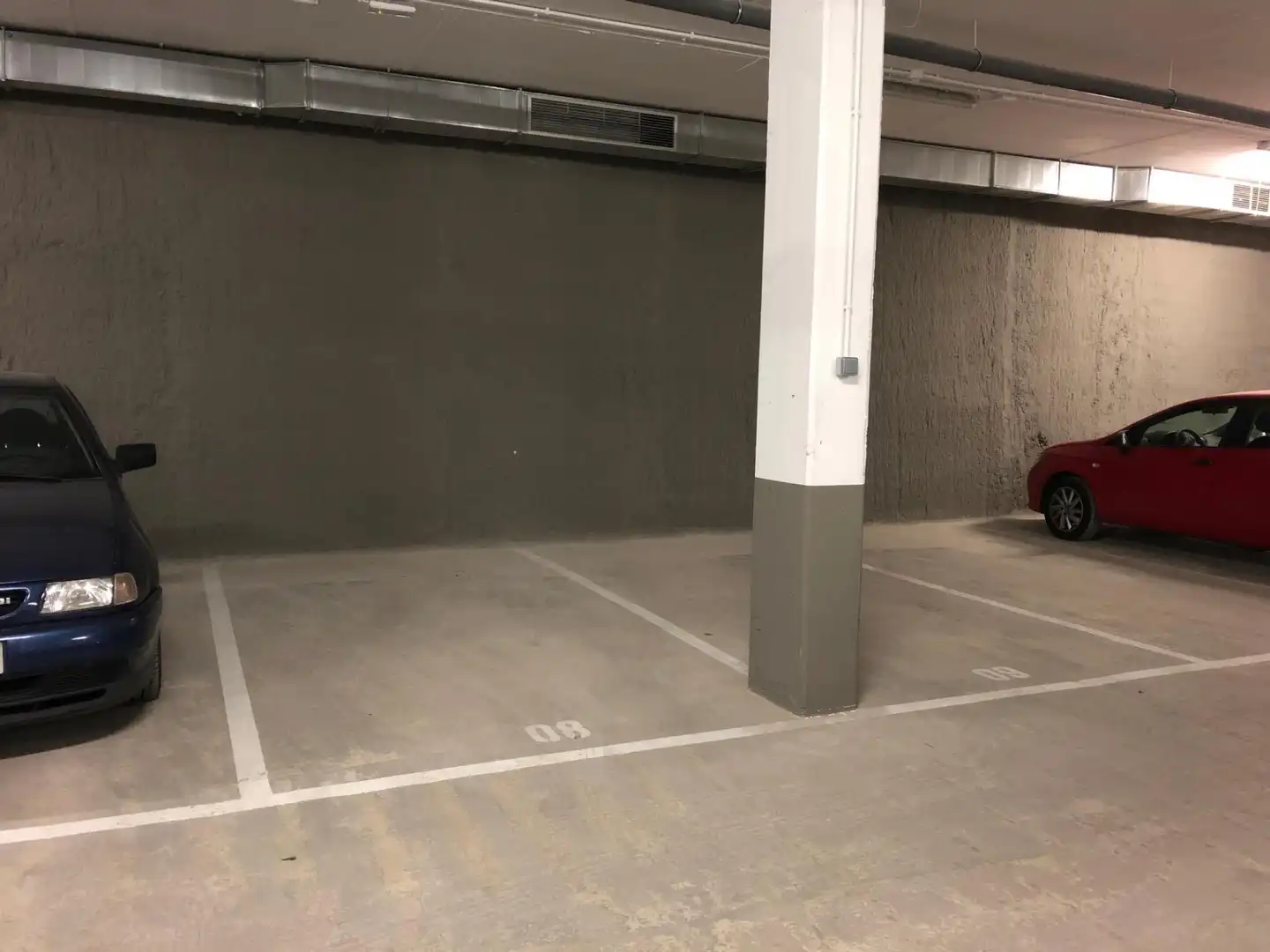 Aparcament de Pis en venda en L'Hospitalet de Llobregat amb Aire condicionat, Calefacció i Jardí privat