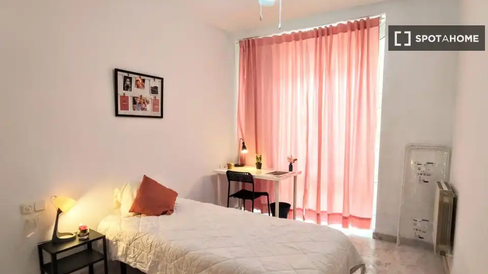 Habitación de Piso de alquiler en Valencia con Aire acondicionado, Calefacción y Amueblado
