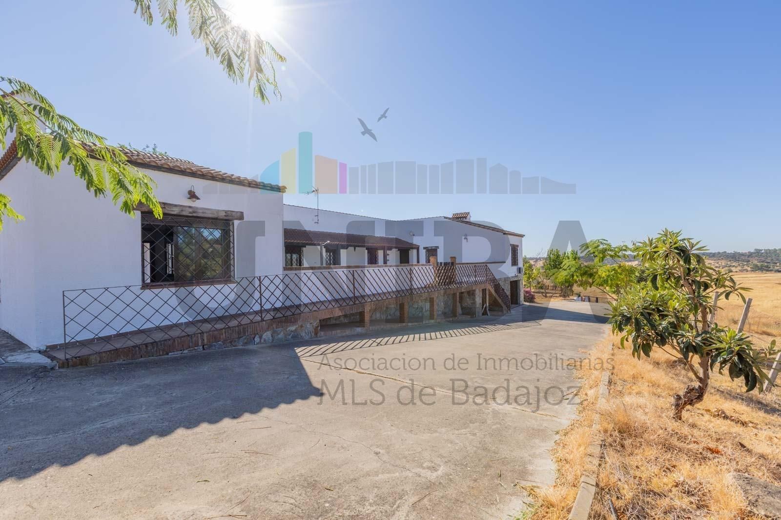 Vista exterior de Casa o xalet en venda en Badajoz Capital amb Aire condicionat, Jardí privat i Piscina