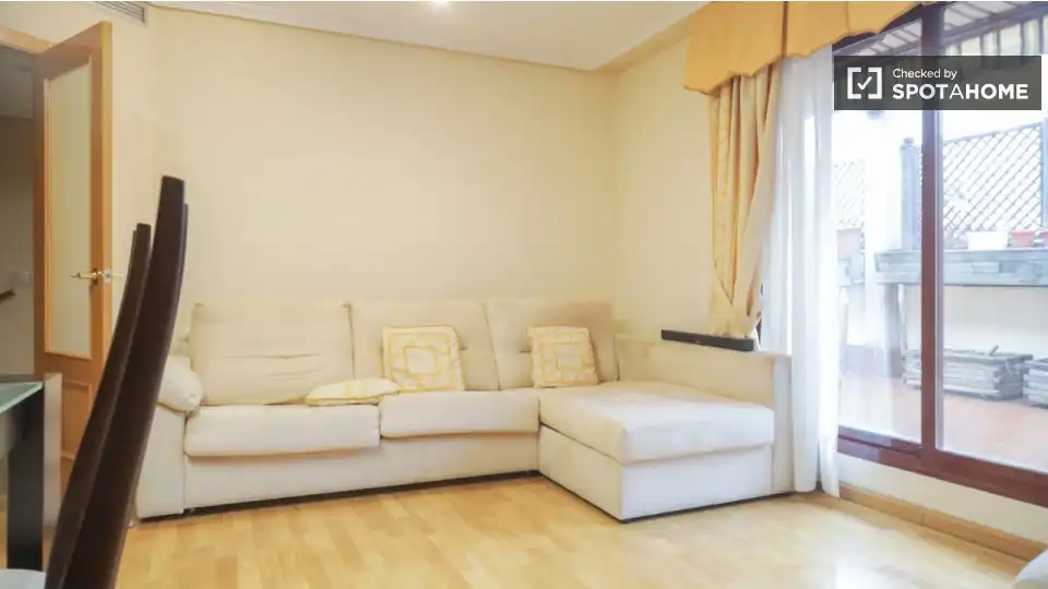 Living room of Flat for rent in Madrid  with Air Conditioner, Heating and Furnished