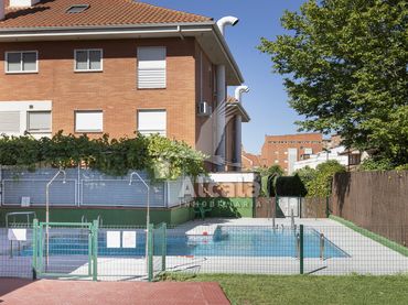 Pis amb piscina en venda a La Garena