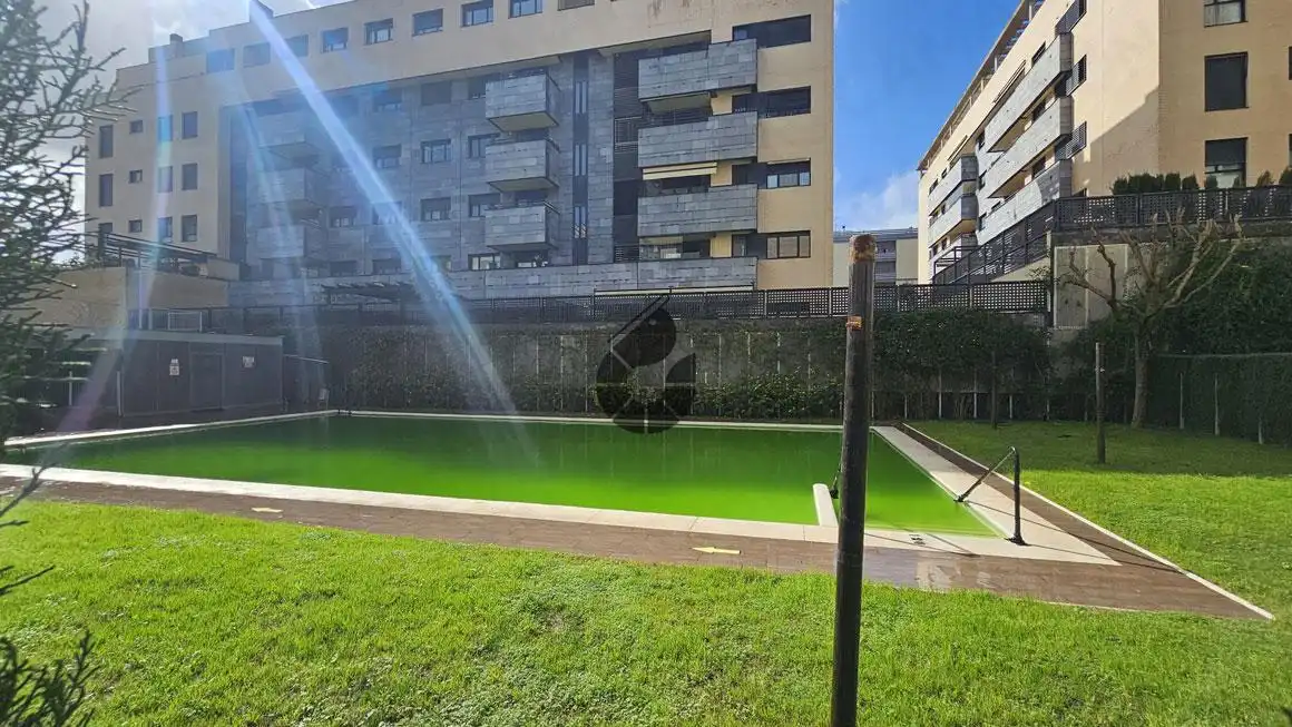Piscina de Piso en venta en Mairena del Aljarafe con Aire acondicionado, Trastero y Piscina comunitaria
