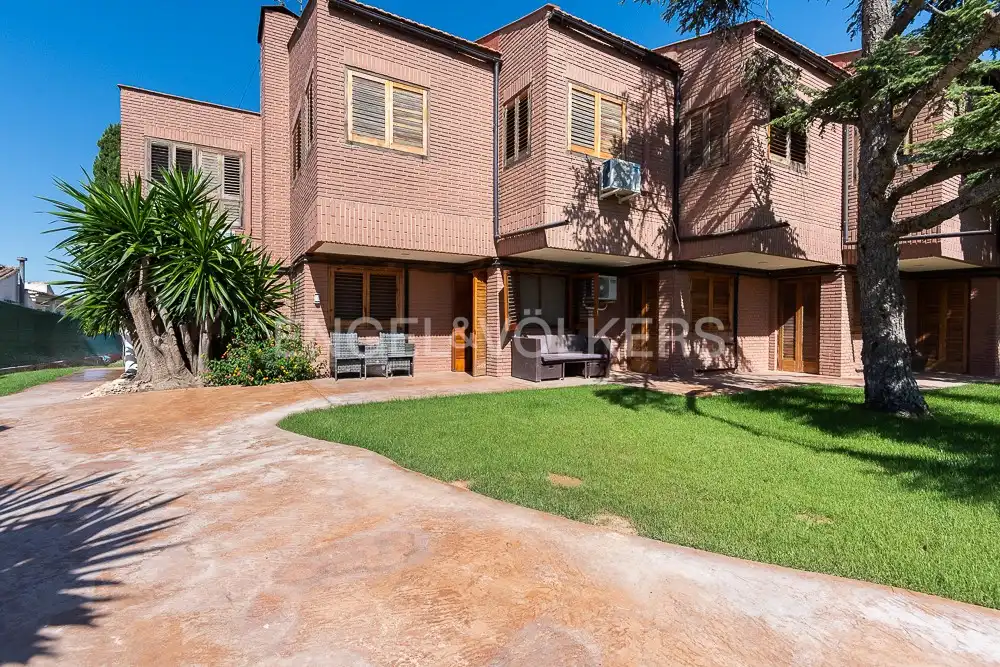 Vista exterior de Casa o xalet en venda en Paterna amb Aire condicionat, Calefacció i Jardí privat