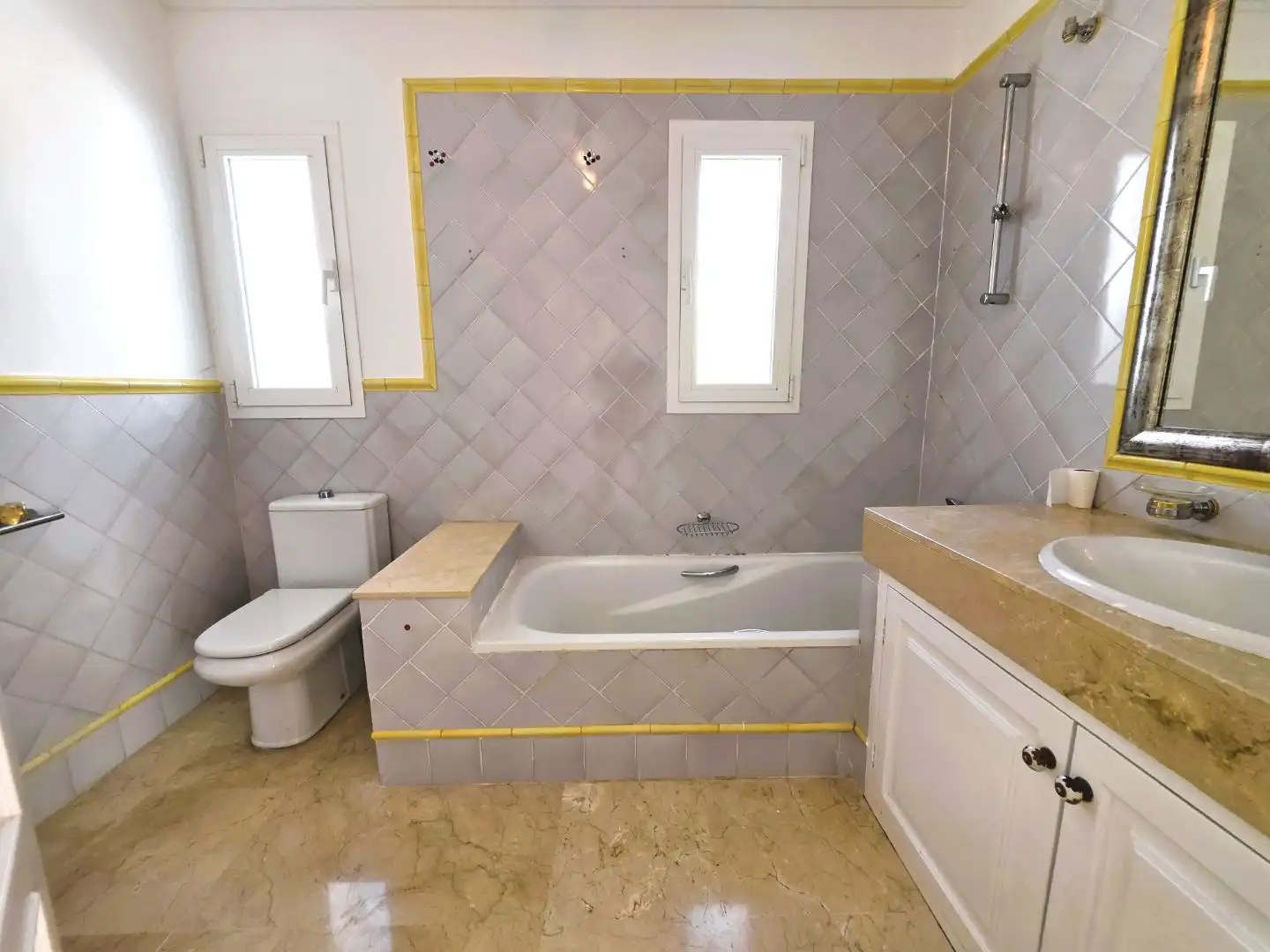 Bany de Casa o xalet de lloguer en Marbella amb Jardí privat, Terrassa i Piscina