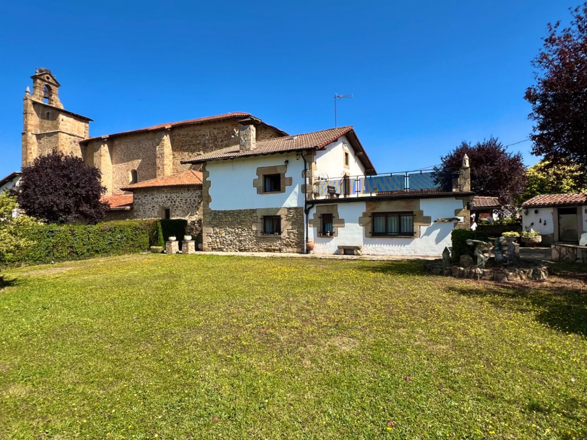 Vista exterior de Casa o xalet en venda en Legutio amb Calefacció, Jardí privat i Terrassa