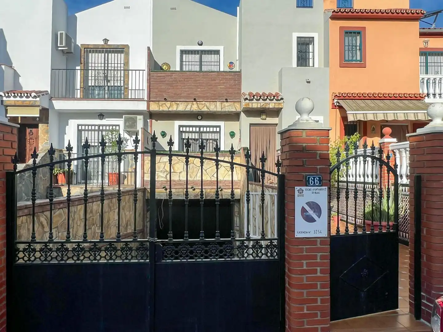 Vista exterior de Casa o xalet en venda en Mijas amb Jardí privat, Terrassa i Traster