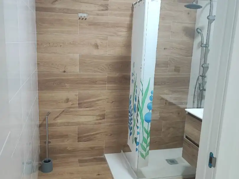 Badezimmer von Geschaftsraum zur Miete in Almería mit Klimaanlage, Heizung und Parkett