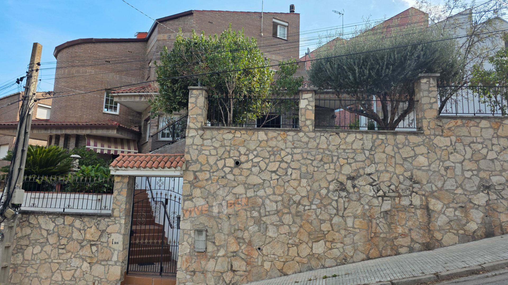 Vista exterior de Casa o xalet en venda en Vallirana amb Aire condicionat, Jardí privat i Terrassa