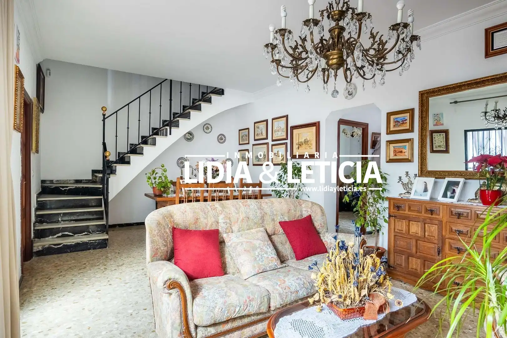 Sala d'estar de Casa o xalet en venda en Alcalá de Guadaira amb Aire condicionat, Jardí privat i Terrassa