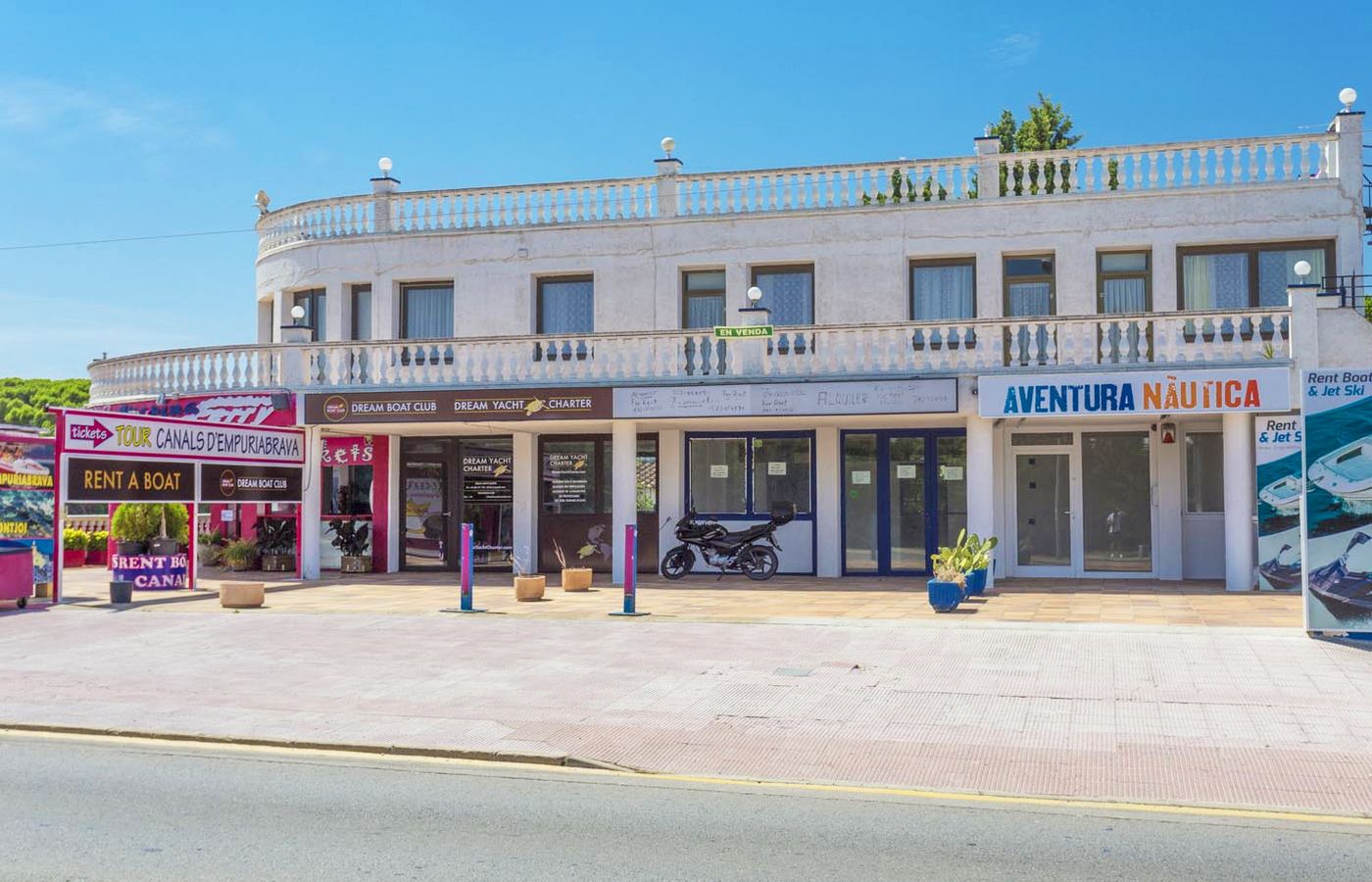 Vista exterior de Local en venda en Empuriabrava amb Terrassa