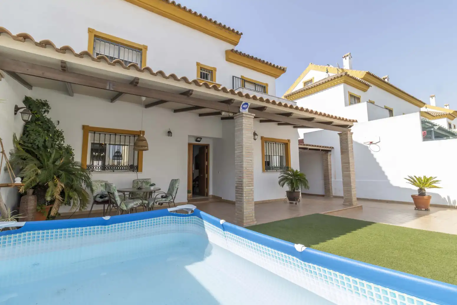 Vista exterior de Casa adosada en venda en Gines amb Aire condicionat, Jardí privat i Terrassa