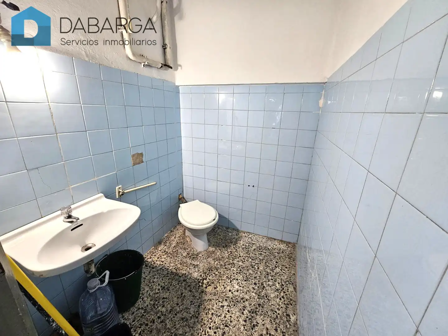 Baño de Local en venta en Ripollet