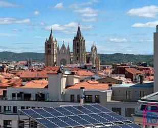 Vista exterior de Apartament en venda en León Capital  amb Calefacció, Terrassa i Moblat