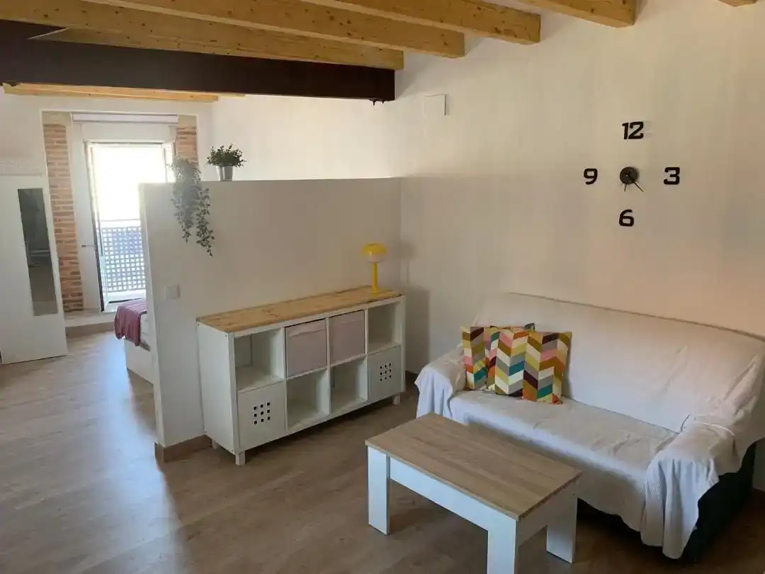 Sala d'estar de Apartament de lloguer en Logrosán amb Aire condicionat, Parquet i Moblat