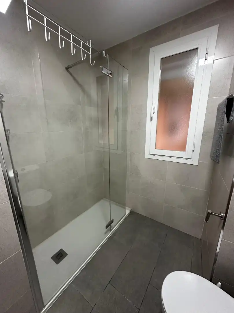 Badezimmer von Wohnung zur Miete in Jaén mit Klimaanlage und Möbliert